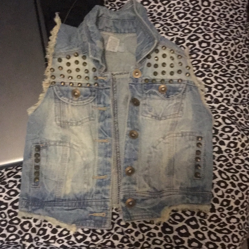 Cute faded crop top vest with spikes.